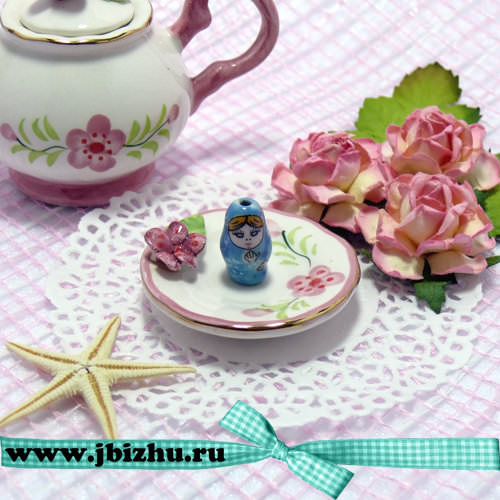 Фарфоровая бусина "Матрешка" голубая