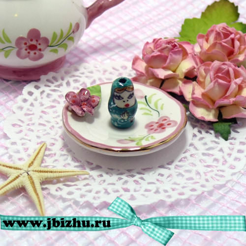 Фарфоровая бусина "Матрешка" зеленая