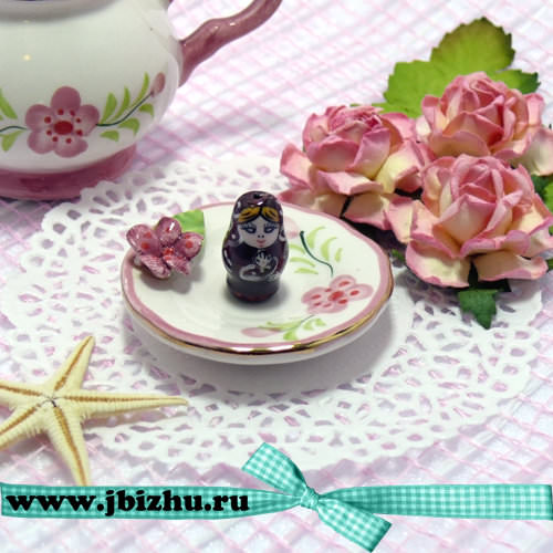 Фарфоровая бусина "Матрешка" коричневая